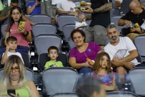 Ο κόσμος στις εξέδρες του “ΑλφαΜέγα”