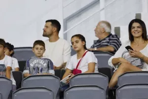 Ο κόσμος στις εξέδρες του “ΑλφαΜέγα”