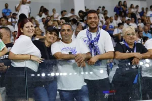 Ο κόσμος στις εξέδρες του “ΑλφαΜέγα”