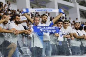 Ο κόσμος στις εξέδρες του “ΑλφαΜέγα”