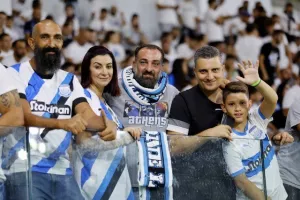 Ο κόσμος στις εξέδρες του “ΑλφαΜέγα”