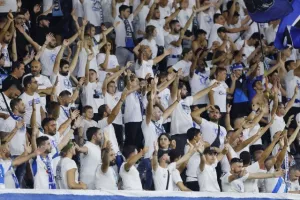 Ο κόσμος στις εξέδρες του “ΑλφαΜέγα”