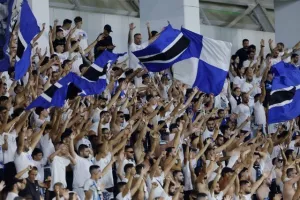 Ο κόσμος στις εξέδρες του “ΑλφαΜέγα”
