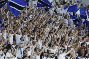 Ο κόσμος στις εξέδρες του “ΑλφαΜέγα”