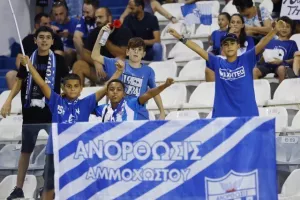 ΦΩΤΟΡΕΠΟΡΤΑΖ από τον κόσμο στο Βαρωσιώτικο ντέρμπι