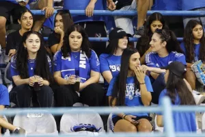 ΦΩΤΟΡΕΠΟΡΤΑΖ από τον κόσμο στο Βαρωσιώτικο ντέρμπι
