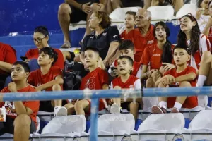 ΦΩΤΟΡΕΠΟΡΤΑΖ από τον κόσμο στο Βαρωσιώτικο ντέρμπι