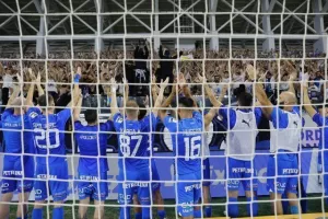 Μετά τη νίκη στο ντέρμπι/ Παίκτες και κόσμος... έγιναν ένα! (Βίντεο - Φώτος)