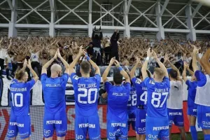 Μετά τη νίκη στο ντέρμπι/ Παίκτες και κόσμος... έγιναν ένα! (Βίντεο - Φώτος)