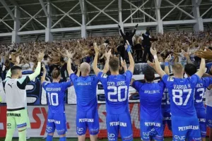 Μετά τη νίκη στο ντέρμπι/ Παίκτες και κόσμος... έγιναν ένα! (Βίντεο - Φώτος)