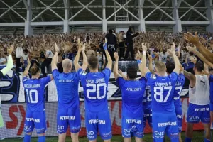 Μετά τη νίκη στο ντέρμπι/ Παίκτες και κόσμος... έγιναν ένα! (Βίντεο - Φώτος)
