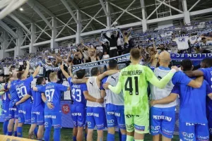Μετά τη νίκη στο ντέρμπι/ Παίκτες και κόσμος... έγιναν ένα! (Βίντεο - Φώτος)