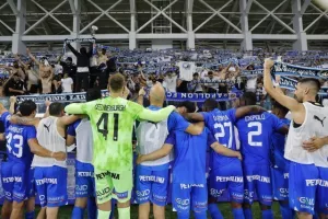 Μετά τη νίκη στο ντέρμπι/ Παίκτες και κόσμος... έγιναν ένα! (Βίντεο - Φώτος)