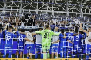 Μετά τη νίκη στο ντέρμπι/ Παίκτες και κόσμος... έγιναν ένα! (Βίντεο - Φώτος)