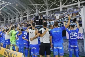 Μετά τη νίκη στο ντέρμπι/ Παίκτες και κόσμος... έγιναν ένα! (Βίντεο - Φώτος)