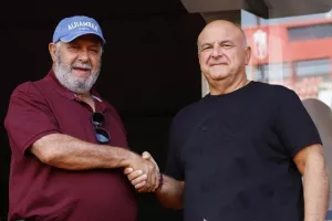 Έδωσαν τα... χέρια!