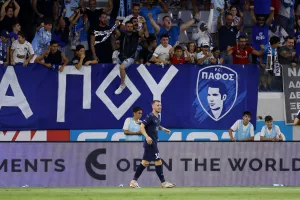 "Ολοι με μπλε, πάμε μαζικά στο γήπεδο" (ξεσηκωμός από Θύρα 5)