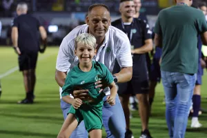 Πανηγύρισε με το εγγονάκι του ιδρυτή της ΑΕΖ ο Λιάσος