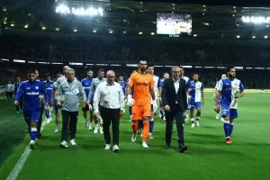 Οι παίκτες των Περιστεριωτών άφησαν λουλούδια στην μνήμη του Μιχάλη