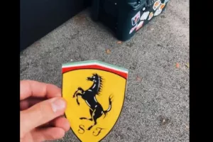 Ferrari και Red Bull συνέχισαν το beef με τα αυτοκόλλητα και στο GP της Σιγκαπούρης