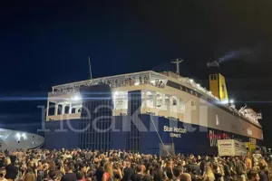Εκατοντάδες άνθρωποι συγκεντρώθηκαν έξω από το Blue Horizon στο Ηράκλειο