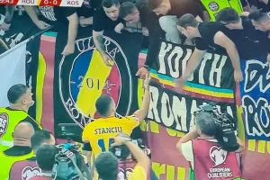 Διακοπή στο Ρουμανία-Κόσοβο για πανό και συνθήματα κατά των Κοσοβάρων!