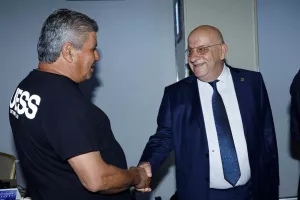 Λίγες ώρες μετά την επιστολή... τοποθέτηση Καραβίδα/'Εν συμφωνώ με τον Κούμα" 