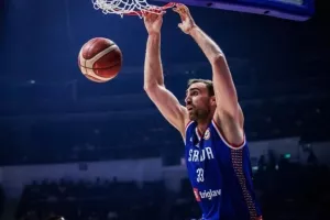 Μιλουτίνοφ: «Να απαντήσουμε με επιθετικότητα στην άμυνα των Καναδών»