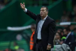 Αποδέχθηκε γενναία μείωση των αποδοχών του για να μείνει στον πάγκο της Νιγηρίας ο Πεσέιρο