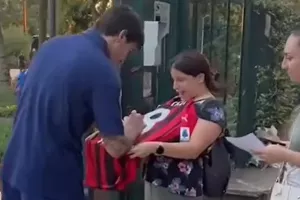 Μόνο αγάπη για τον Τονάλι στο Μιλάνο: Επέστρεψε και υπέγραψε σε φανέλες της Μίλαν