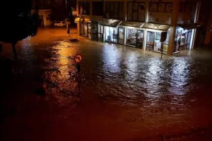 Κακοκαιρία Elias: Υπερχείλισε ο Κραυσίδωνας, «πνίγηκε» ο Βόλος
