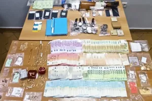 (Ελλάδα) Αστυνομικός «λαδωνόταν» από σπείρα με 44 κλοπές και απάτες