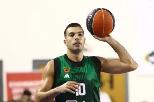 Σλούκας: «Ο κόσμος λέει ότι μου πηγαίνουν τα "πράσινα"»