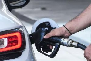 «Σκαρφάλωσε» στα 2,45 ευρώ η αμόλυβδη στην Αθήνα