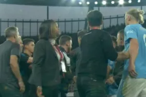 «Τρελάθηκαν» οι Χάαλαντ και Γουόκερ: Κυνηγούσαν τον βοηθό του Αρτέτα στη φυσούνα
