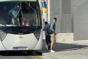 Η άφιξη της ΑΕΛ με... στυλ (φώτος)