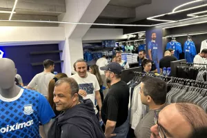 Απολλωνίστες στη μπουτίκ πριν το ματς (Φώτος)