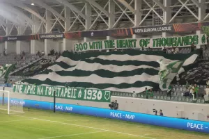 Πανό από οπαδούς ΑΡΗ: "300 με την καρδιά χιλιάδων"