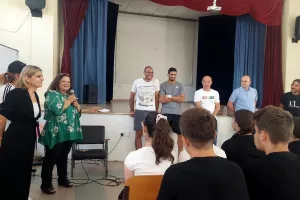 ΑΝΟ/Επίσκεψη σε σχολείο (φώτος)