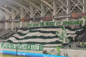 Πανό από οπαδούς ΑΡΗ: "300 με την καρδιά χιλιάδων"