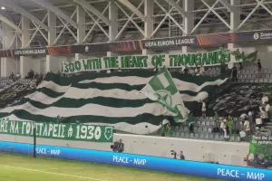 Πανό από οπαδούς ΑΡΗ: "300 με την καρδιά χιλιάδων"