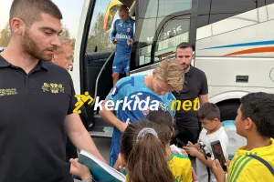 ΦΩΤΟΣ kerkida: Άφιξη με αυτόγραφα και φωτογραφίες