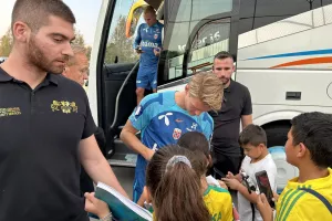 ΦΩΤΟΣ kerkida: Άφιξη με αυτόγραφα και φωτογραφίες