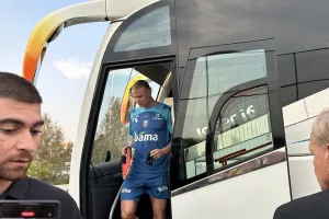 ΦΩΤΟΣ kerkida: Άφιξη με αυτόγραφα και φωτογραφίες