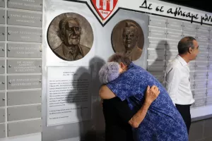 Οι προτομές των Νική Γεωργίου και Αντώνη Τότση στο "Αμμόχωστος" (Φώτος)