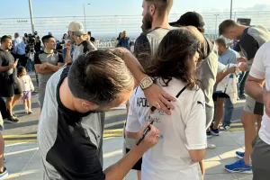 Χαμόγελα, φωτογραφίες, αυτόγραφα και αποθέωση (φώτος)