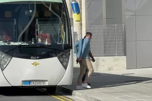 Η άφιξη της ΑΕΛ με... στυλ (φώτος)