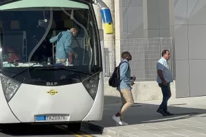 Η άφιξη της ΑΕΛ με... στυλ (φώτος)