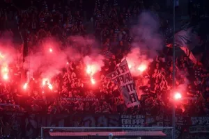 Συνελήφθησαν 7 οπαδοί της Άιντραχτ για κατοχή πυρσών και κροτίδων