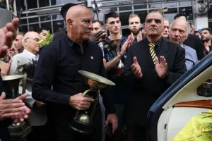 Συγκινημένος ο Γκάλης αγκαλιά με το τρόπαιο δίπλα στο φέρετρο του Ιωαννίδη
